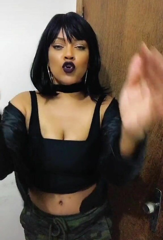 6. Sexy Priscila Beatrice Shows Cleavage in Black Crop Top