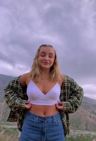 Sexy Mars Shows Cleavage in White Crop Top and Bouncing Boobs