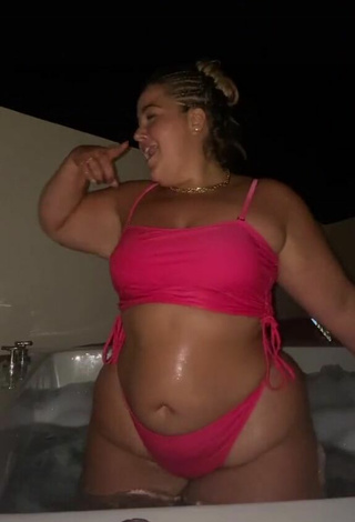 Hot Sam Paige Shows Big Butt