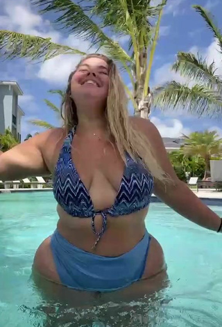 4. Fine Sam Paige Shows Cleavage in Sweet Bikini at the Swimming Pool and Bouncing Tits