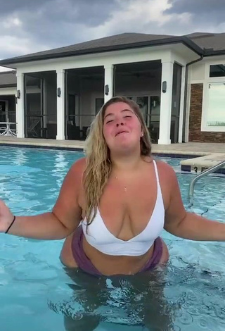 Sexy Sam Paige Shows Big Butt at the Swimming Pool and Bouncing Boobs
