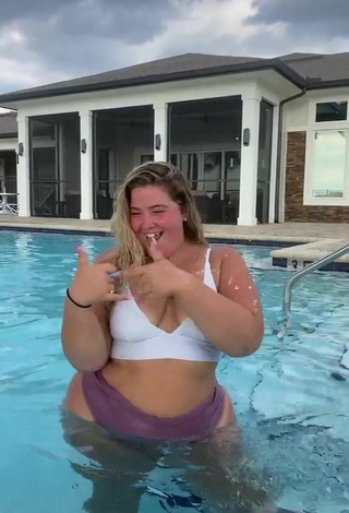 4. Sexy Sam Paige Shows Big Butt at the Swimming Pool and Bouncing Boobs