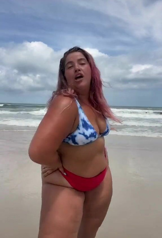 6. Hottest Sam Paige Shows Cleavage in Bikini at the Beach