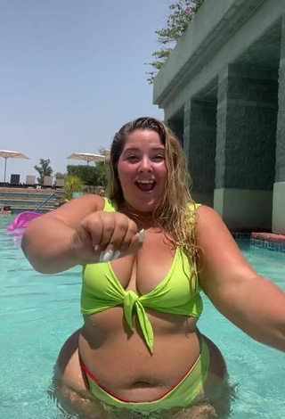 4. Hot Sam Paige Shows Cleavage in Lime Green Bikini at the Swimming Pool