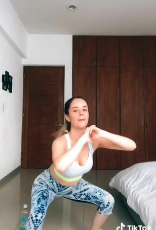 2. Sexy Saraí Meza Shows Cleavage in Grey Sport Bra while doing Fitness Exercises