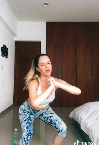 4. Sexy Saraí Meza Shows Cleavage in Grey Sport Bra while doing Fitness Exercises