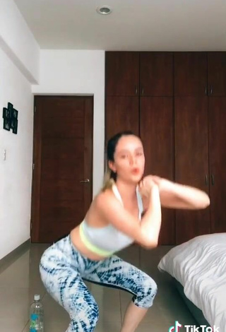 5. Sexy Saraí Meza Shows Cleavage in Grey Sport Bra while doing Fitness Exercises