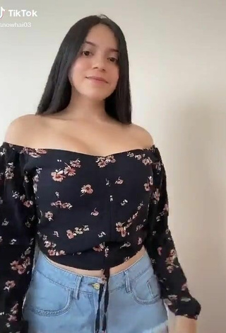 1. Attractive Hai Shows Cleavage in Floral Crop Top