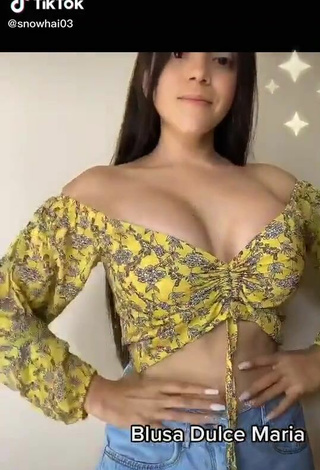 2. Hot Hai Shows Cleavage in Floral Crop Top without Brassiere