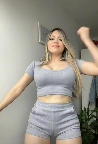 Sexy Hai Shows Cleavage in Grey Crop Top while Twerking