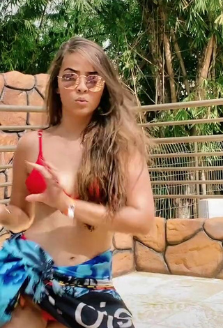 6. Cute Tamiria Rodrigues Shows Cleavage in Red Bikini Top