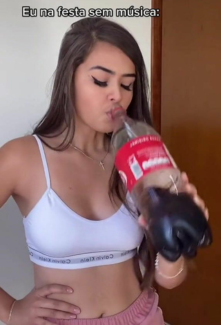 2. Hot Tamiria Rodrigues in White Sport Bra and Bouncing Boobs