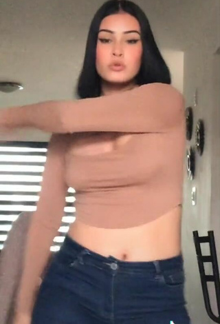4. Sexy Valeria Figueroa Shows Cleavage in Beige Crop Top
