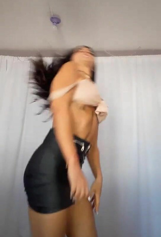 3. Magnetic Violetta Ortiz in Appealing Beige Crop Top while Twerking