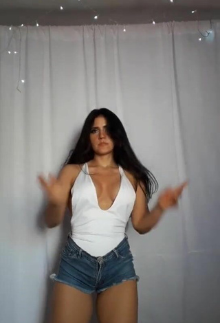 4. Hot Violetta Ortiz Shows Cleavage in White Top while Twerking