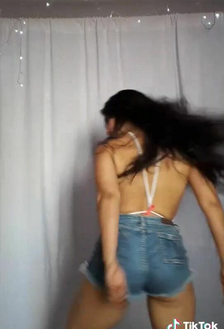 6. Hot Violetta Ortiz Shows Cleavage in White Top while Twerking