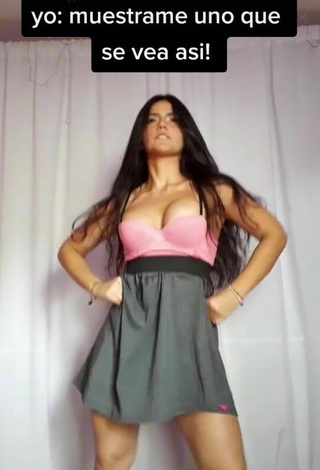 4. Hot Violetta Ortiz Shows Cleavage in Pink Crop Top while Twerking