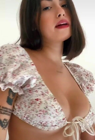 4. Sweetie Vitoria Marcilio Shows Cleavage in Floral Crop Top and Bouncing Boobs