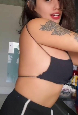4. Cute Vitoria Marcilio Shows Cleavage in Black Crop Top and Bouncing Tits