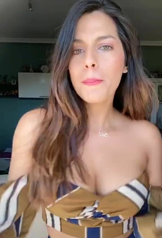 6. Beautiful Paola Shows Cleavage in Sexy Crop Top