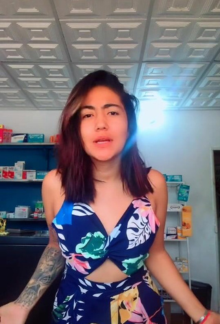 6. Sexy Yuzney Guerrero in Floral Overall