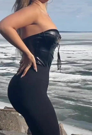 4. Beautiful MIRAVI Shows Butt at the Beach