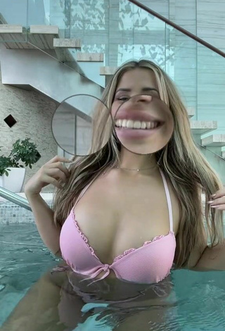 4. Sexy MIRAVI Shows Cleavage in Pink Bikini at the Swimming Pool