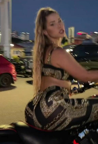 4. Sexy MIRAVI Shows Big Butt