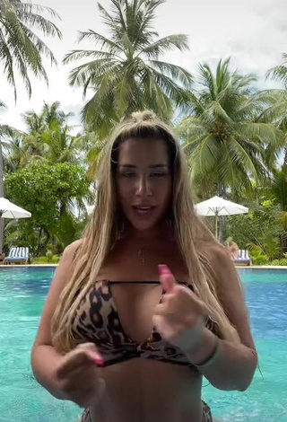 4. Sexy MIRAVI Shows Cleavage in Leopard Bikini Top at the Swimming Pool