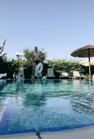 2. Hot Elli Di Shows Cleavage in White Bikini Top at the Pool