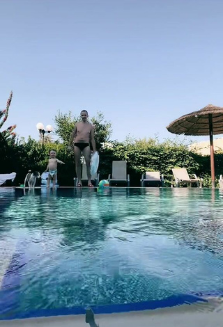3. Hot Elli Di Shows Cleavage in White Bikini Top at the Pool