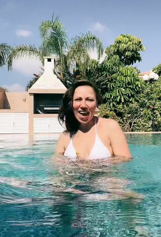 4. Sexy Elli Di in White Bikini Top at the Pool
