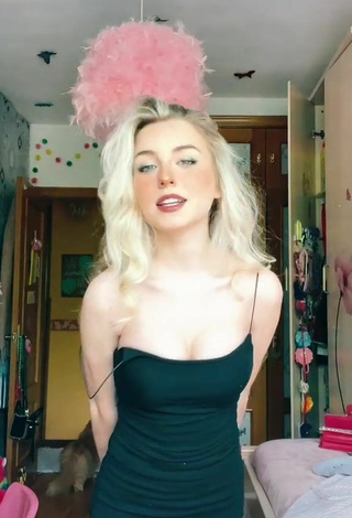 5. Sexy Aaamalia Shows Cleavage in Black Dress
