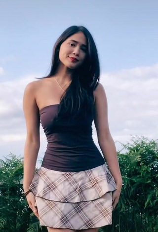 1. Sexy Aaliyah De Gracia Shows Cleavage in Tube Top