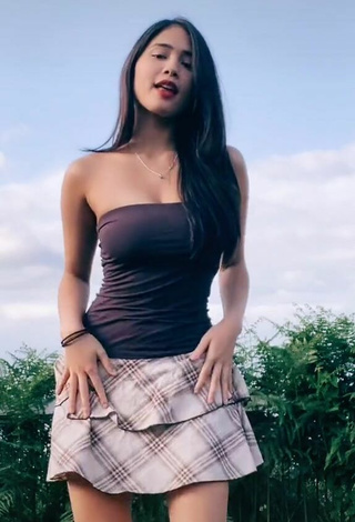 4. Sexy Aaliyah De Gracia Shows Cleavage in Tube Top