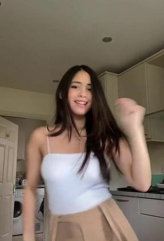 4. Sexy Aaliyah De Gracia Shows Cleavage in White Top Braless