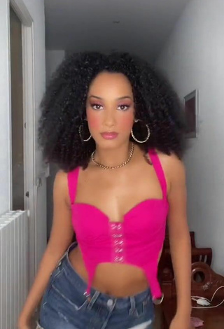 Sexy Aina da Silva Shows Cleavage in Pink Crop Top
