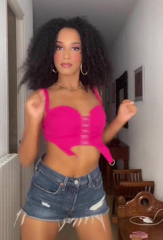 3. Sexy Aina da Silva Shows Cleavage in Pink Crop Top