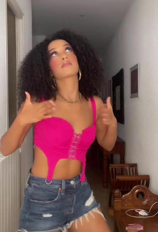 4. Sexy Aina da Silva Shows Cleavage in Pink Crop Top
