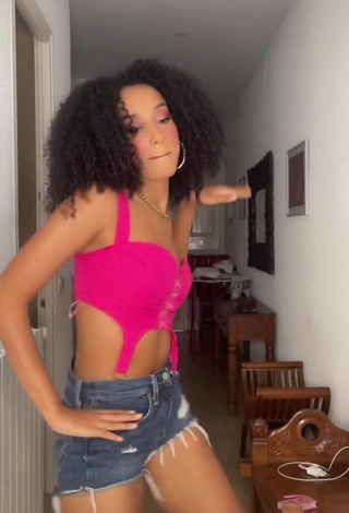 5. Sexy Aina da Silva Shows Cleavage in Pink Crop Top