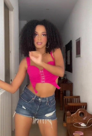 6. Sexy Aina da Silva Shows Cleavage in Pink Crop Top