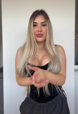 5. Sexy Alannis Proença Shows Cleavage in Black Top