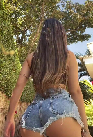 3. Sexy Alannis Proença Shows Butt