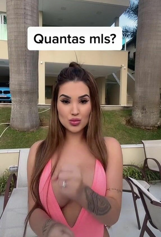 3. Sexy Alannis Proença Shows Cleavage in Pink Swimsuit