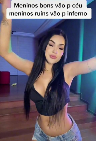 2. Hottie Alannis Proença Shows Cleavage in Black Crop Top and Bouncing Boobs