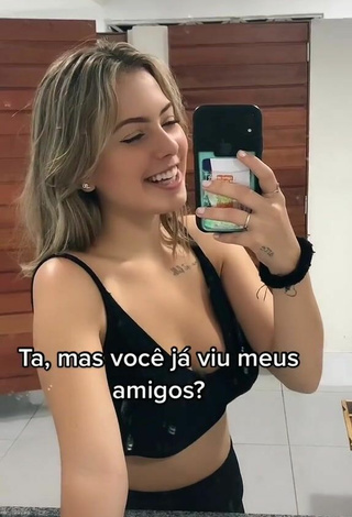2. Sexy Alice Neves Shows Cleavage in Black Sport Bra