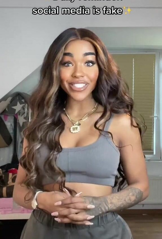 2. Sexy Alicia Awa Shows Cleavage in Grey Crop Top