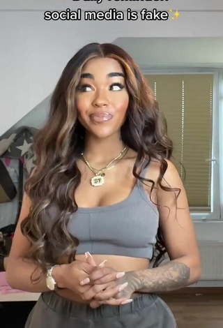 3. Sexy Alicia Awa Shows Cleavage in Grey Crop Top