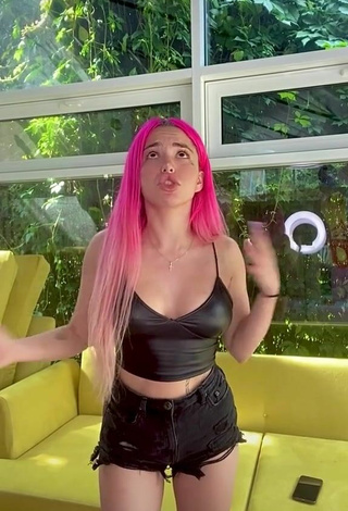 3. Sexy Alisa Musa Shows Cleavage in Black Crop Top