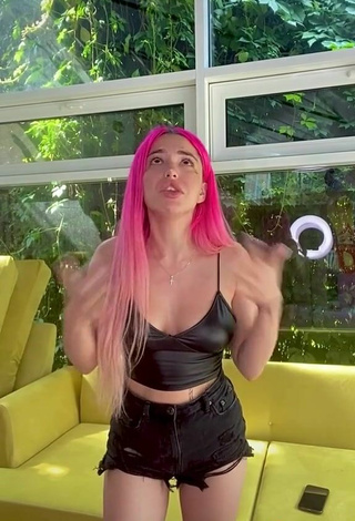 5. Sexy Alisa Musa Shows Cleavage in Black Crop Top